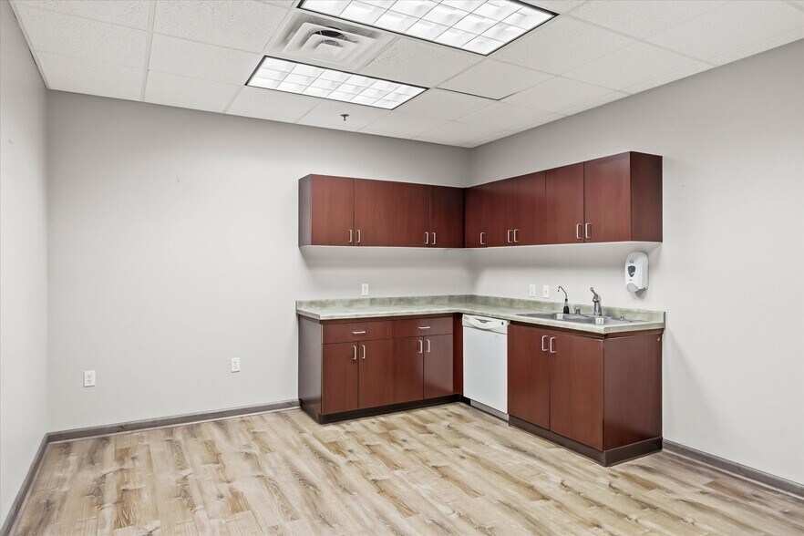 More Photos Of 601-611 N Barker Rd, Brookfield Office For Lease