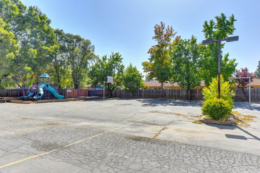 More Photos Of 4718-4740 Engle Rd, Carmichael Loft Creative Space For Lease