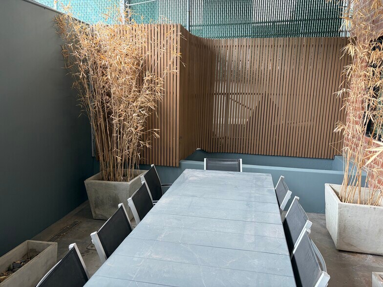 More Photos Of 2558 Overland Ave, Los Angeles Office For Lease