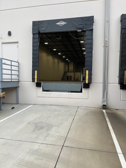 More Photos Of 10903 Shady Trl, Dallas Distribution For Lease