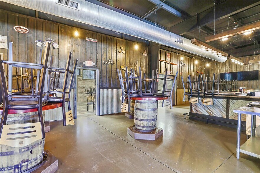 More Photos Of 15 Jackson Cir, Florence Restaurant For Sale