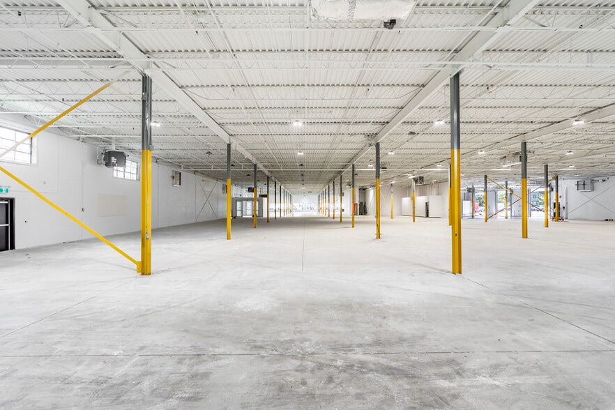 More Photos Of 605-607 Rue Deslauriers, Saint-Laurent Warehouse For Sale