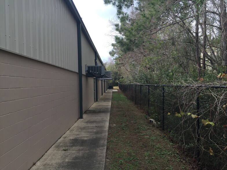 More Photos Of 8725 Youngerman Ct, Jacksonville Warehouse For Sale