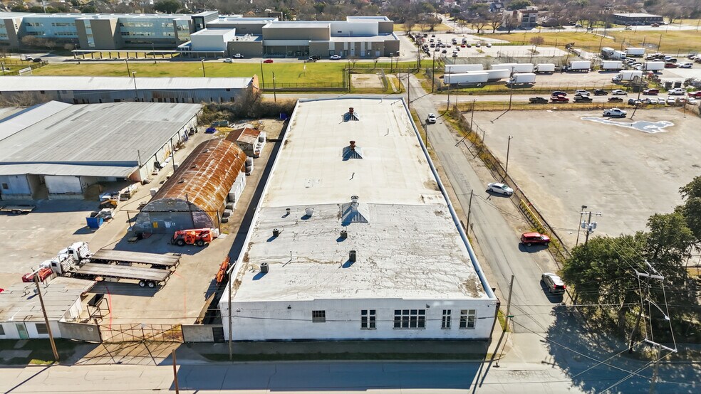 More Photos Of 2700 Atlanta St, Dallas Warehouse For Lease