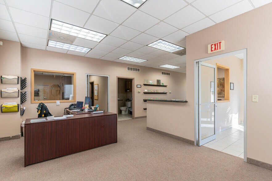 More Photos Of 1324-1328 SW Market St, Lee's Summit Warehouse For Lease