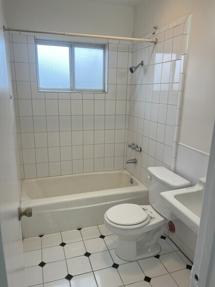 More Photos Of 16701 S Berendo Ave, Gardena Apartments For Sale