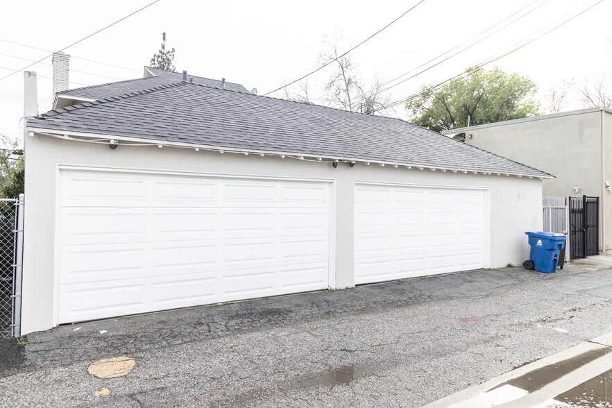 More Photos Of 16011 Victory Blvd, Van Nuys Apartments For Sale