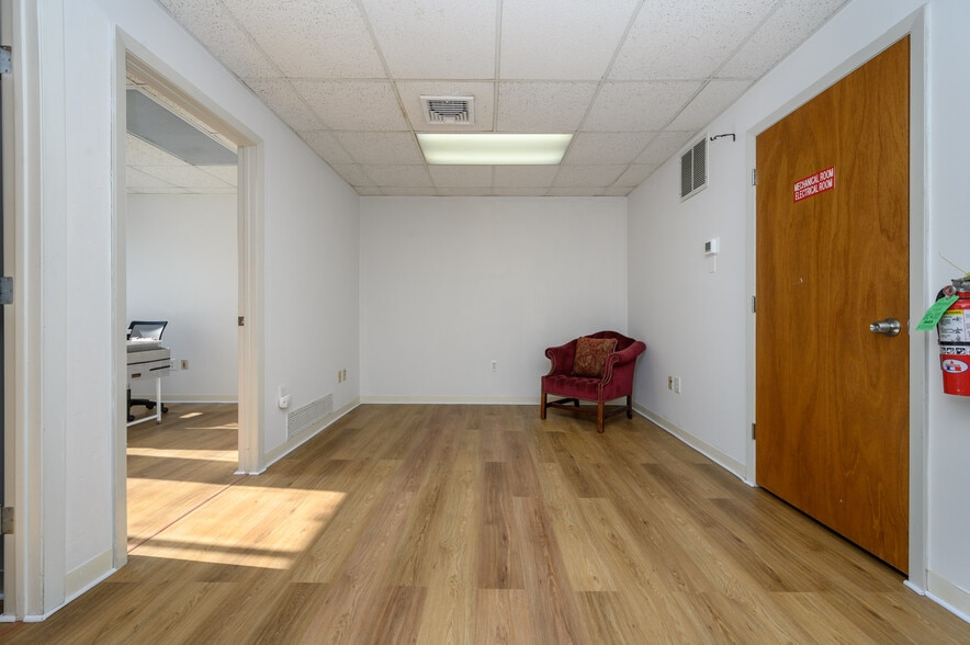 More Photos Of 178 Tamarack Cir, Skillman Office For Sale