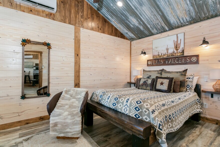 More Photos Of 100 Five Star Trl, Fredericksburg Hotel For Sale