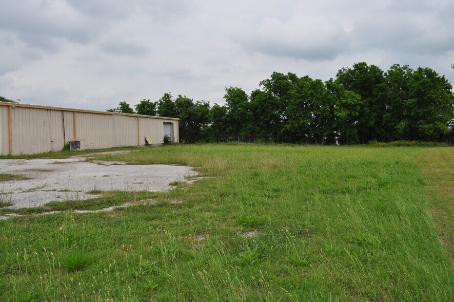 More Photos Of 1501 S Blue Bell Rd, Brenham Warehouse For Sale