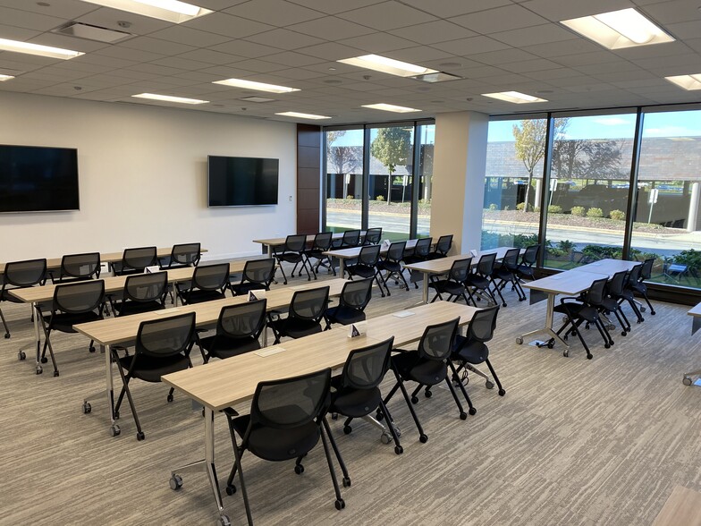 More Photos Of 999 Oakmont Plaza Dr, Westmont Office For Lease