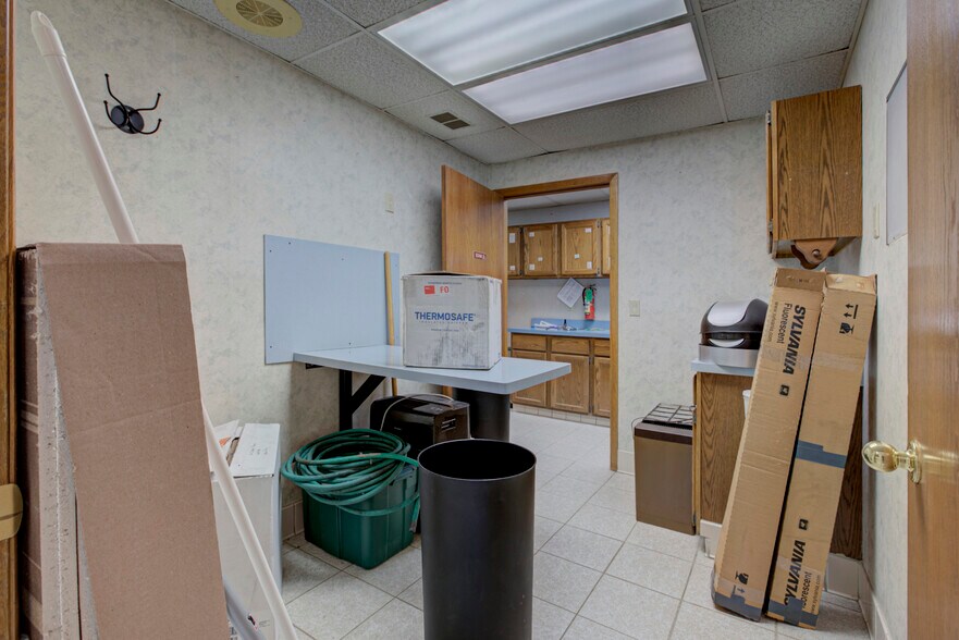 More Photos Of 2321 W Wisconsin Ave, Appleton Veterinarian Kennel For Sale