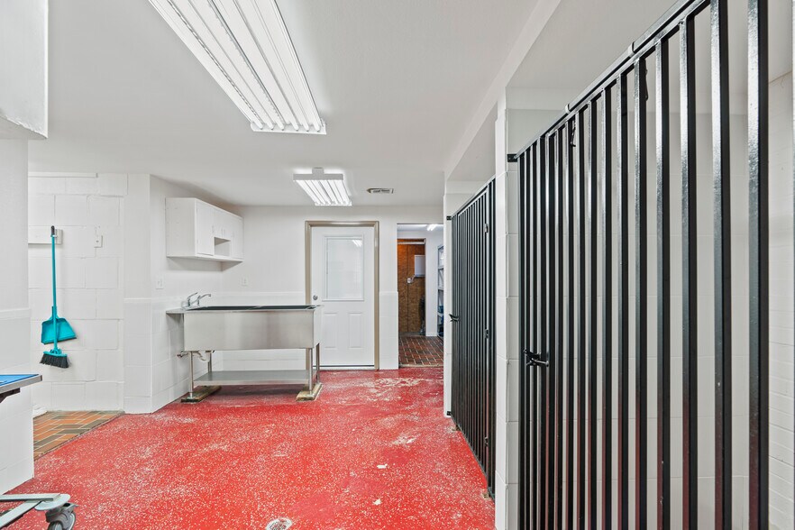 More Photos Of 1404 S B St, Henryetta Veterinarian Kennel For Sale