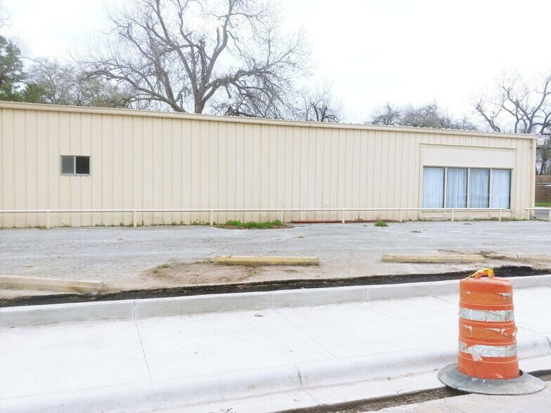 More Photos Of 205 NE Loop 230, Smithville Warehouse For Lease