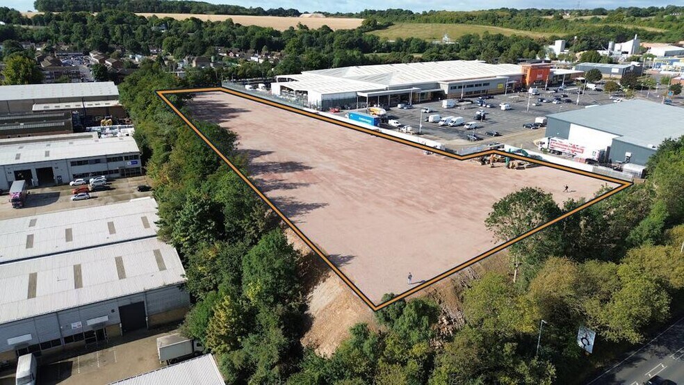 Primary Photo Of Dallow Rd, Luton Supermarket For Lease