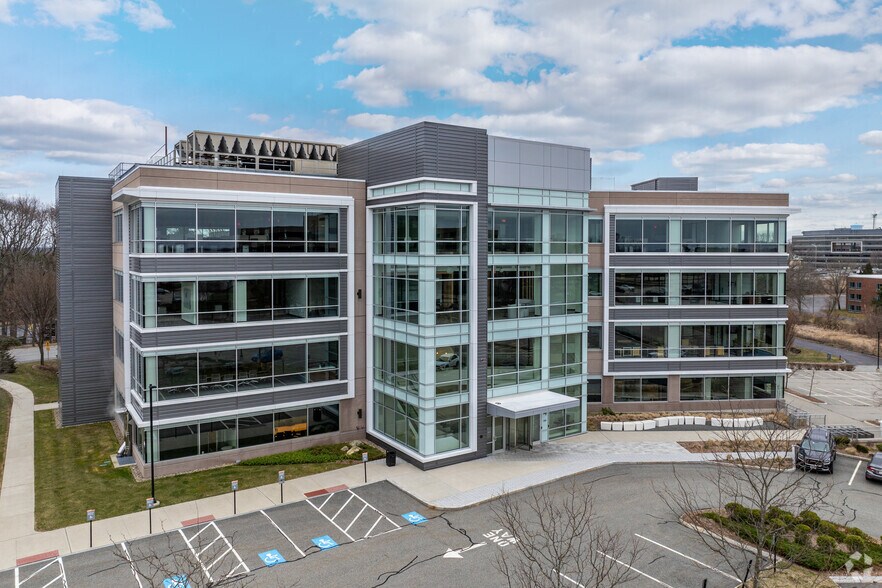 More Photos Of 4 Burlington Woods Dr, Burlington Office For Lease