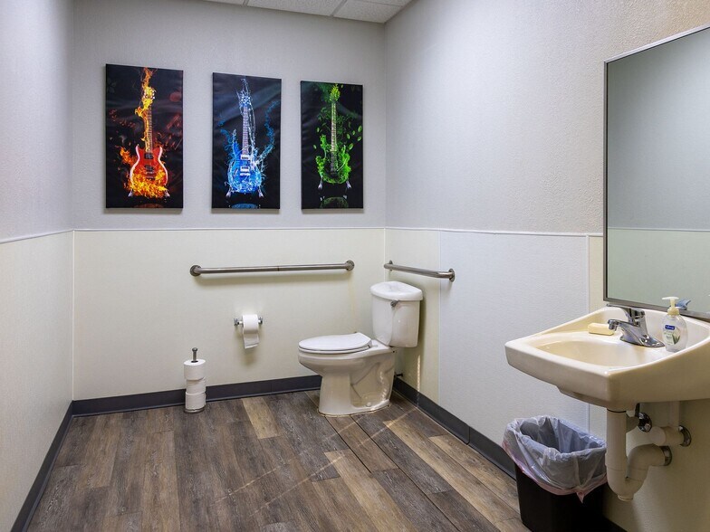 More Photos Of 7250 W Vickery Blvd, Fort Worth Office For Sale