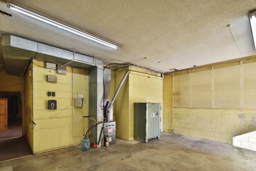 More Photos Of 4630 Whittier Blvd, Los Angeles General Retail For Sale