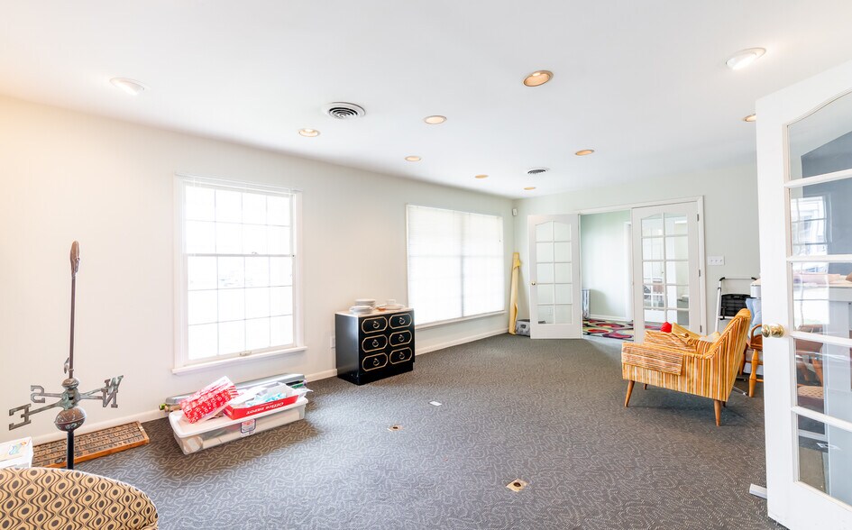 More Photos Of 8101 Warwick Ave, Louisville Office For Sale