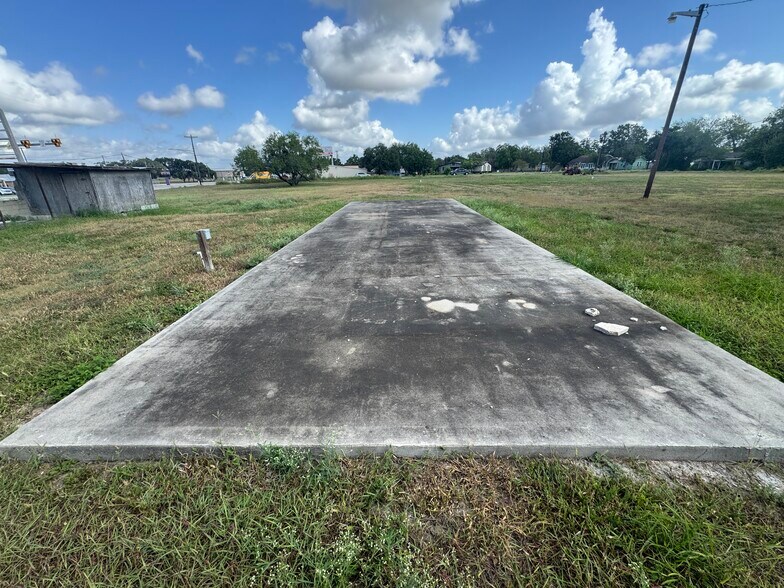 More Photos Of 108 S 8th St, Skidmore Service Station For Sale