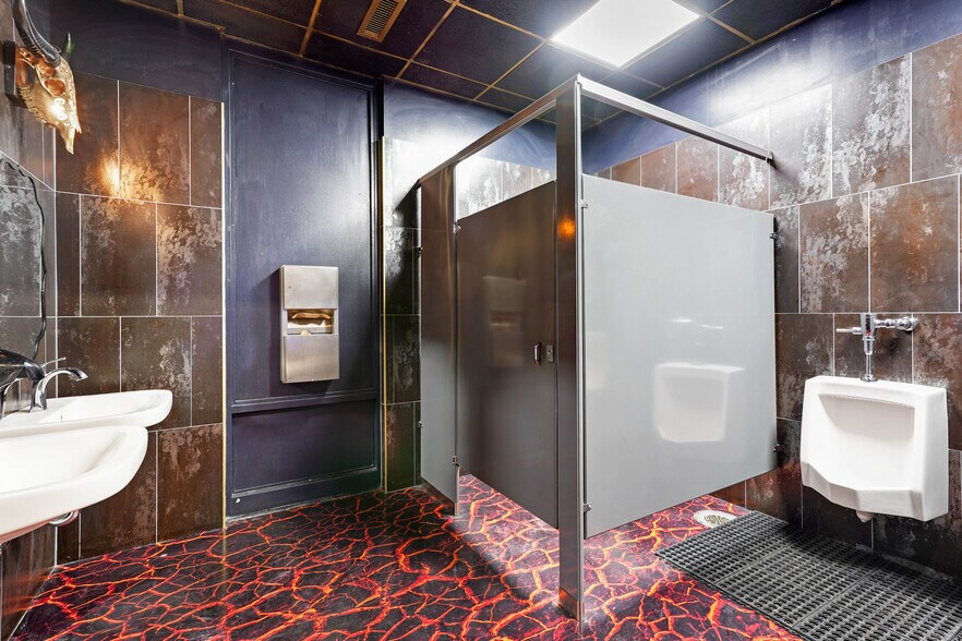 More Photos Of 801 N Fee St, Helena Bar For Sale