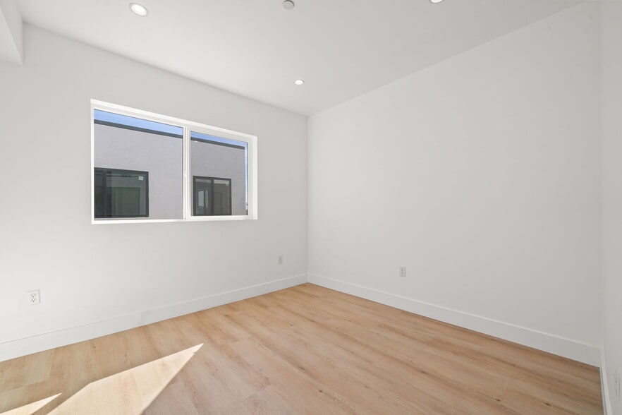 More Photos Of 1933 Magnolia Ave, Los Angeles Apartments For Sale