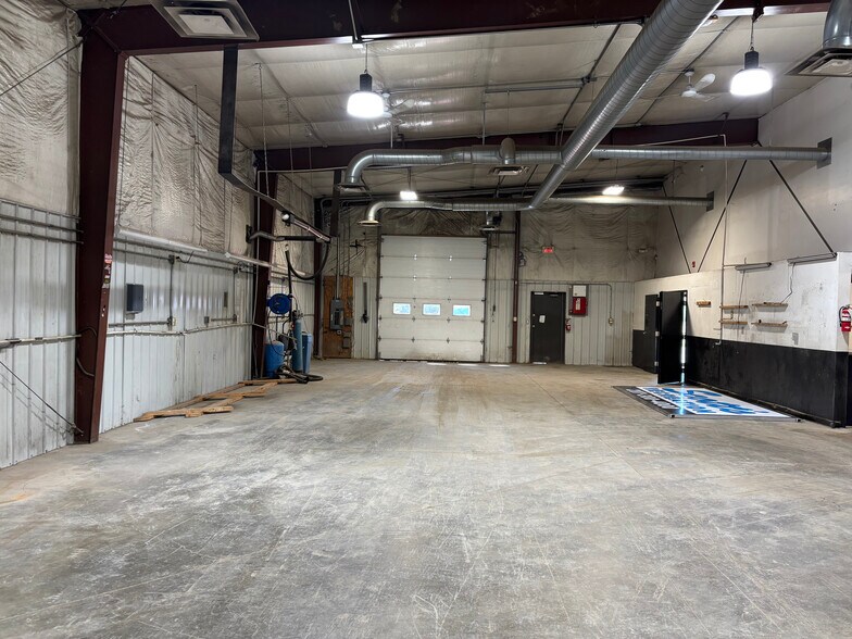 More Photos Of 29 Stillwater Ave, Orono Showroom For Lease