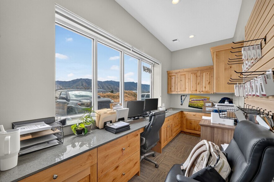 More Photos Of 79 W 3100 N, Hyde Park Flex For Sale
