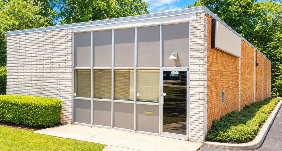 More Photos Of 3688 Clearview Ave, Doraville Unknown For Lease