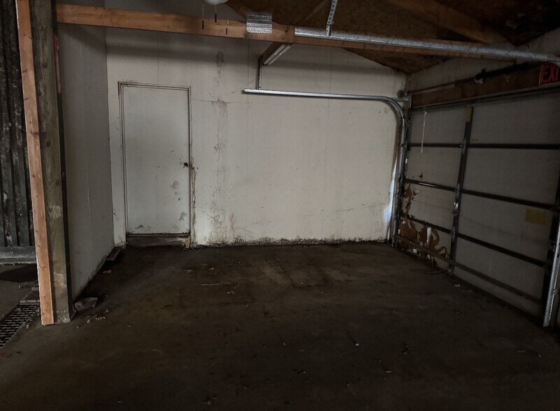 More Photos Of 6114 Lou st, Crystal Lake Warehouse For Lease