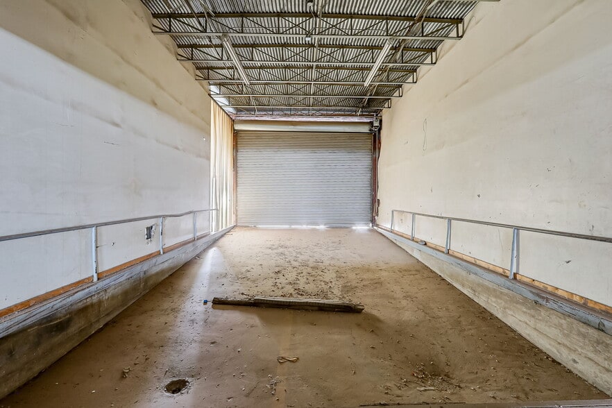 More Photos Of 220 N Saint Vrain St, El Paso Light Distribution For Sale