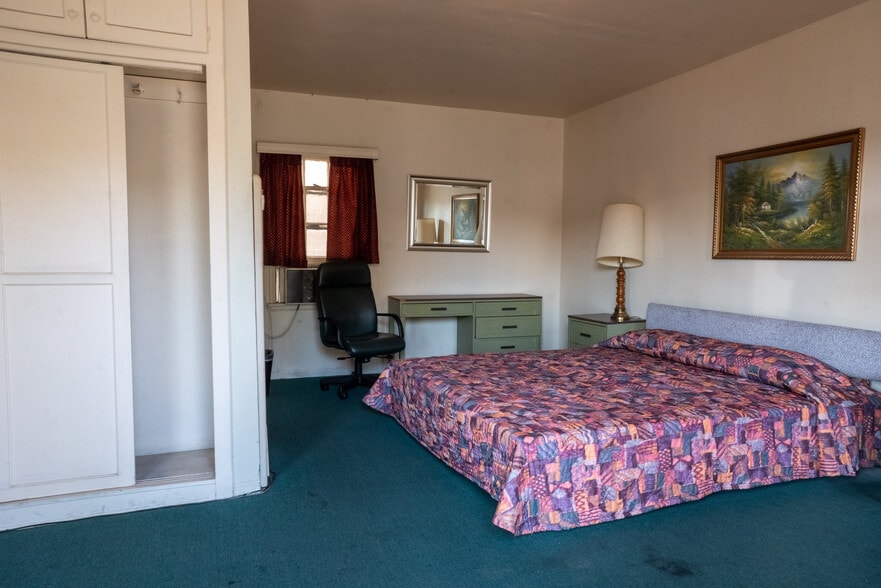 More Photos Of 5251 Hollywood Blvd, Los Angeles Hotel For Sale