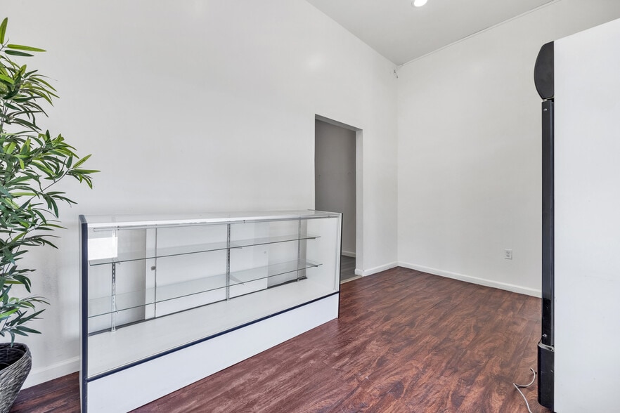 More Photos Of 11119-11123 Burbank Blvd, North Hollywood Storefront Retail Office For Lease