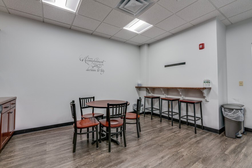 More Photos Of 8000 Brooktree Rd, Wexford Medical For Lease