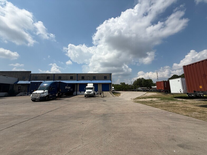 More Photos Of 1701 Massey Tompkins Rd, Houston Distribution For Sale