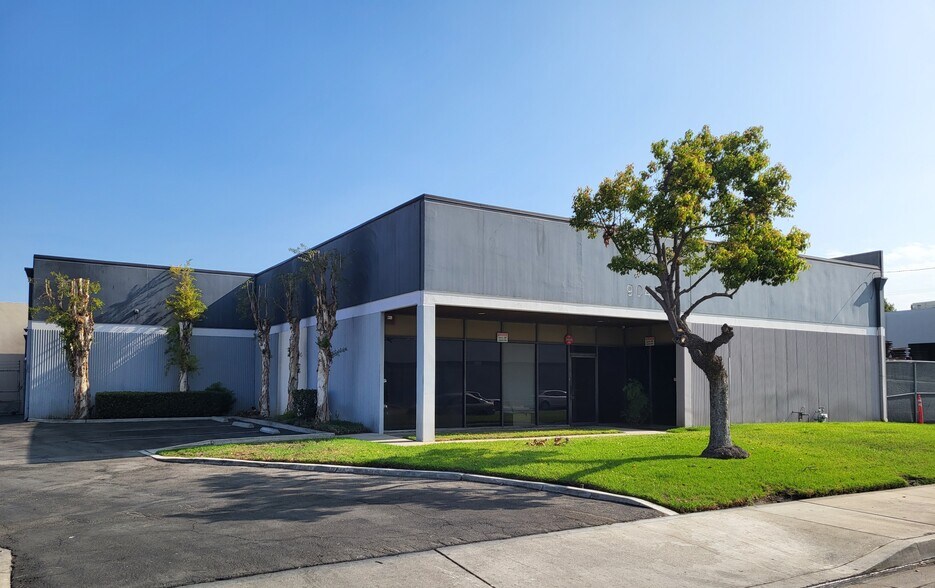 Primary Photo Of 9041 Bermudez St, Pico Rivera Manufacturing For Lease