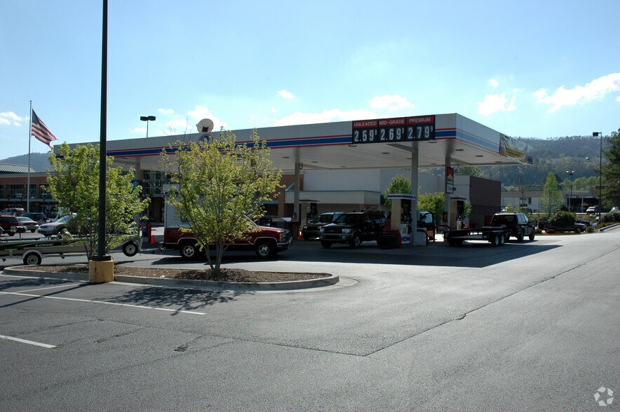 More Photos Of 1347 W Walnut Ave, Dalton Storefront For Lease