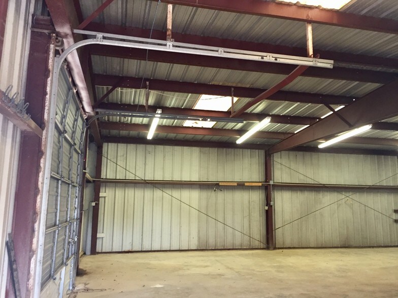 More Photos Of 918 3rd St, Floresville Warehouse For Lease
