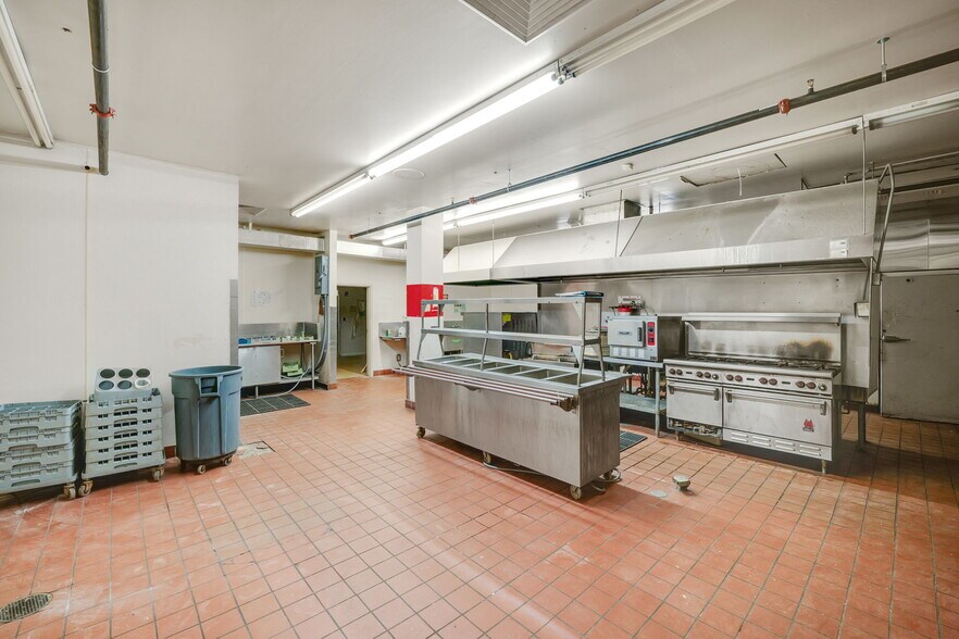 More Photos Of 2051 Collingwood Blvd, Toledo Skilled Nursing Facility For Sale