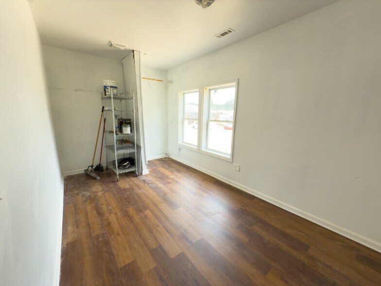 More Photos Of 605 Roberts Dr, Riverdale Office For Sale