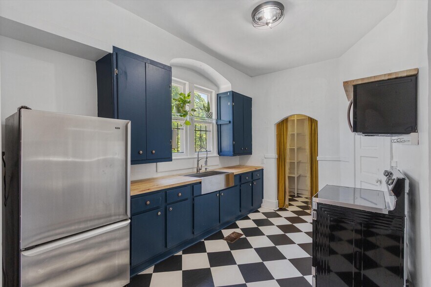 More Photos Of 2282 Central Ave, Memphis Loft Creative Space For Sale
