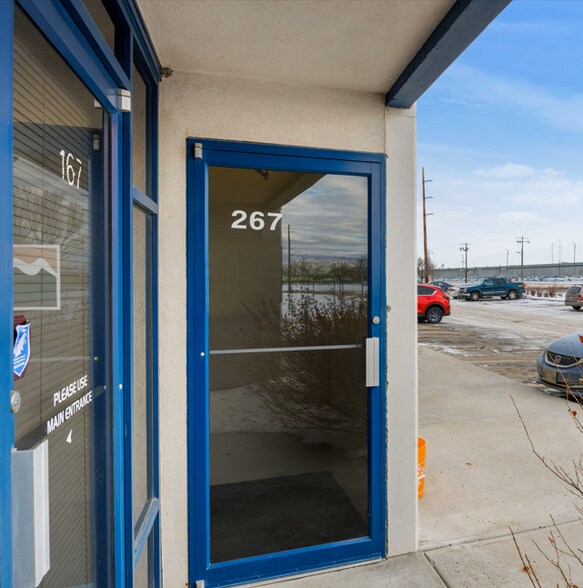 More Photos Of 4999 43rd St SE, Calgary Light Distribution For Sale