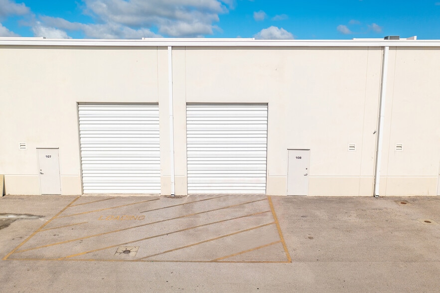 More Photos Of 571 NW Mercantile Pl, Port Saint Lucie Light Manufacturing For Lease