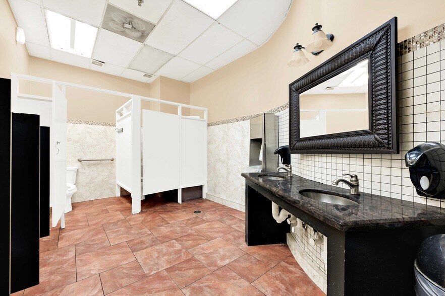 More Photos Of 1055 Bay Area Blvd, Houston Restaurant For Sale