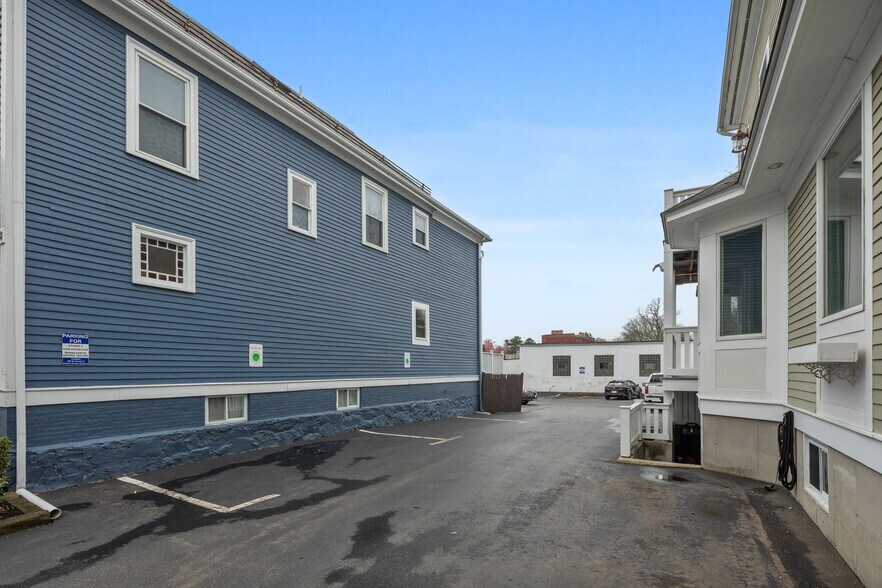 More Photos Of 10 Spring St, Marblehead Storefront Retail Residential For Lease