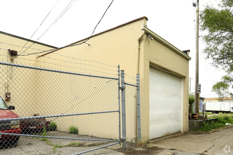 More Photos Of 4529 Detroit Ave, Cleveland Service For Lease
