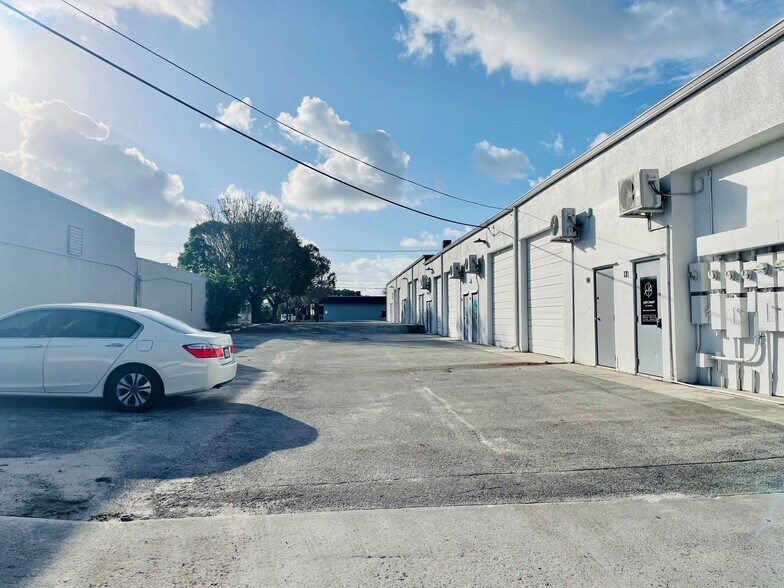 More Photos Of 1109 Okeechobee Rd, West Palm Beach Flex For Lease