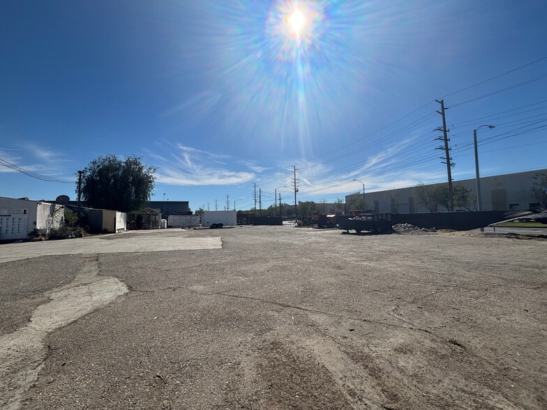 More Photos Of 320 E Commercial St, Anaheim Contractor Storage Yard For Lease