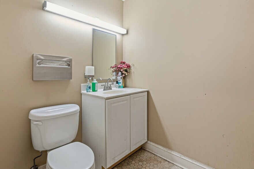 More Photos Of 1512 Marion Barry Ave SE, Washington Office For Sale