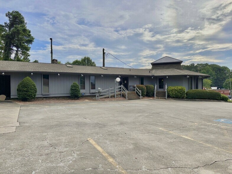 More Photos Of 522 NE South Enota Dr, Gainesville Office For Sale